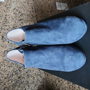 {VINCE CAMUTO} Elvin Size 7.5 Royal navy true suede